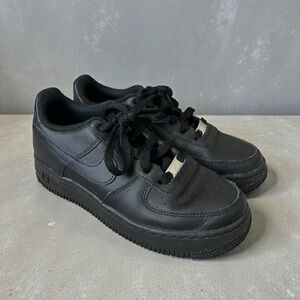 ⚫️NIKE: Boy’s size 5Y, black Air Force 1 style sneakers, preowned⚫️